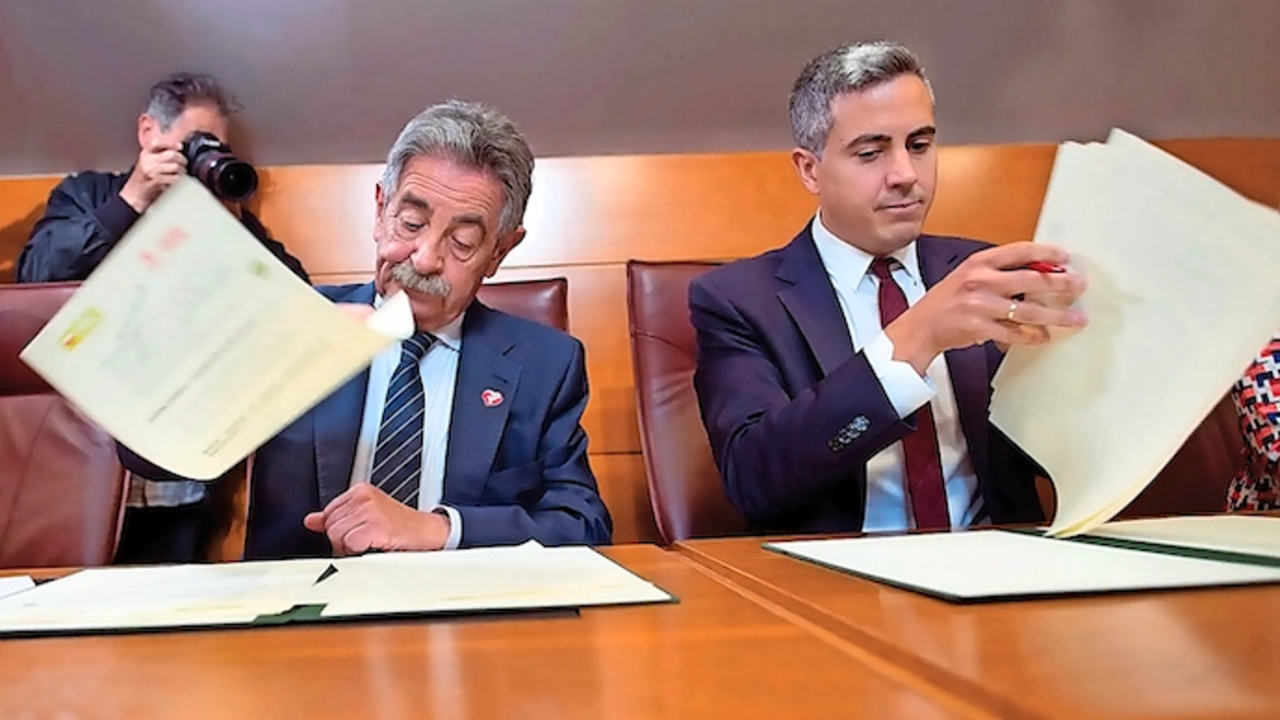 Miguel &Aacute;ngel Revilla y Pablo Zuloaga en el momento de firmar el acuerdo de gobierno entre PRC y PSOE. / ALERTA