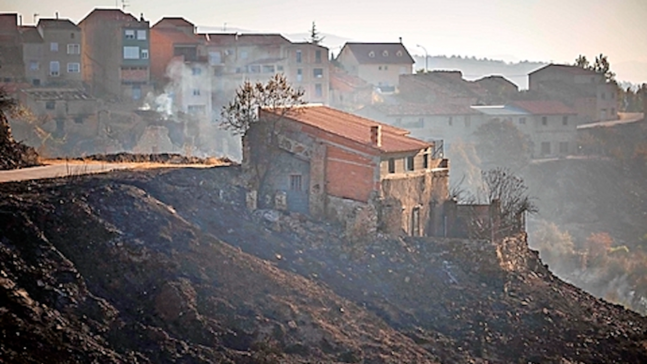 Vista de algunas viviendas en la localidad castellonense de Tor??s, donde su poblaci??n permanece evacuada por el incendio forestal que se declar?? en el t??rmino municipal de Bej??s, en el interior de la provincia de Castell??n.EFE/Biel Ali??o
