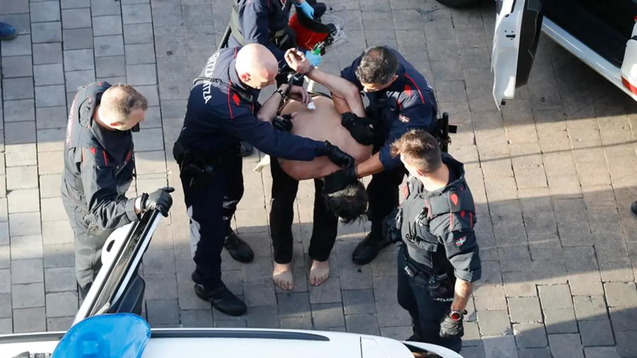El hombre que se hab&iacute;a atrincherado en su piso en el Casco Viejo de Vitoria es arrestado por agentes de la Ertzaintza, este domingo en Vitoria. La Ertzaintza ha desalojado el edificio por precauci&oacute;n, ya que el hombre portaba un hacha y ha llegado a amenazar con quemar la vivienda. EFE/David Aguilar
