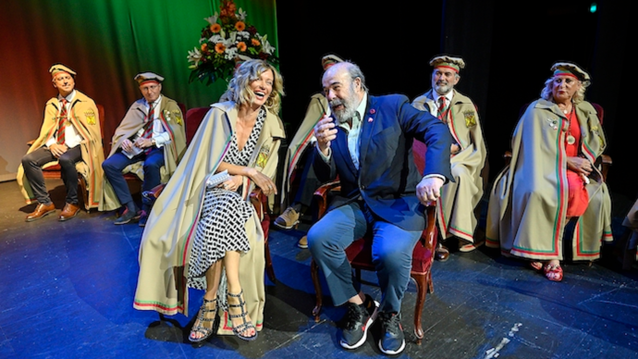 Torrelavega (Cantabria),- 21 agosto 2022.- La periodista y presentadora Susana Griso y el actor Antonio Resines, durante la toma de juramento como Cofrade de Honor en el XXI Gran Cap&iacute;tulo de la Cofrad&iacute;a del Hojaldre, este domingo en la ciudad c&aacute;ntabra de Torrelavega.-EFE/Pedro Puente Hoyos
