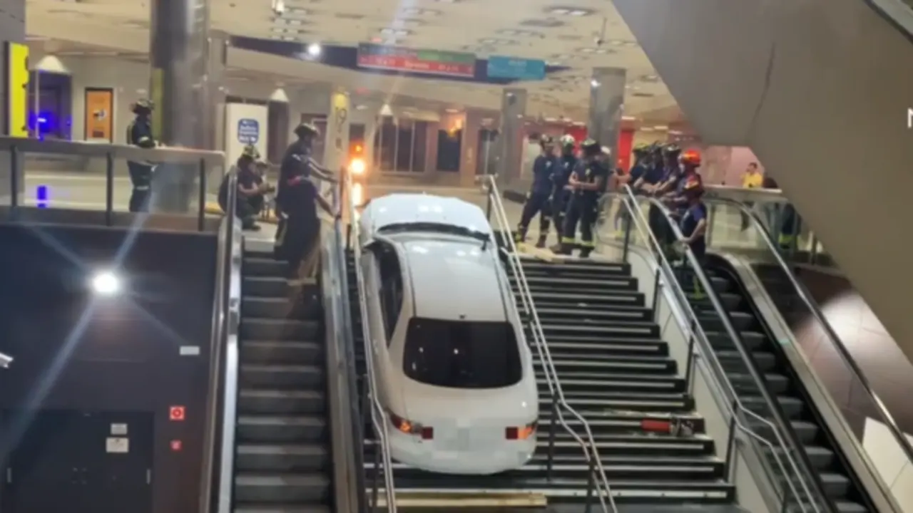 Roba un coche y se queda atrapado en las escaleras del intercambiador de Plaza El&iacute;ptica en Madrid
