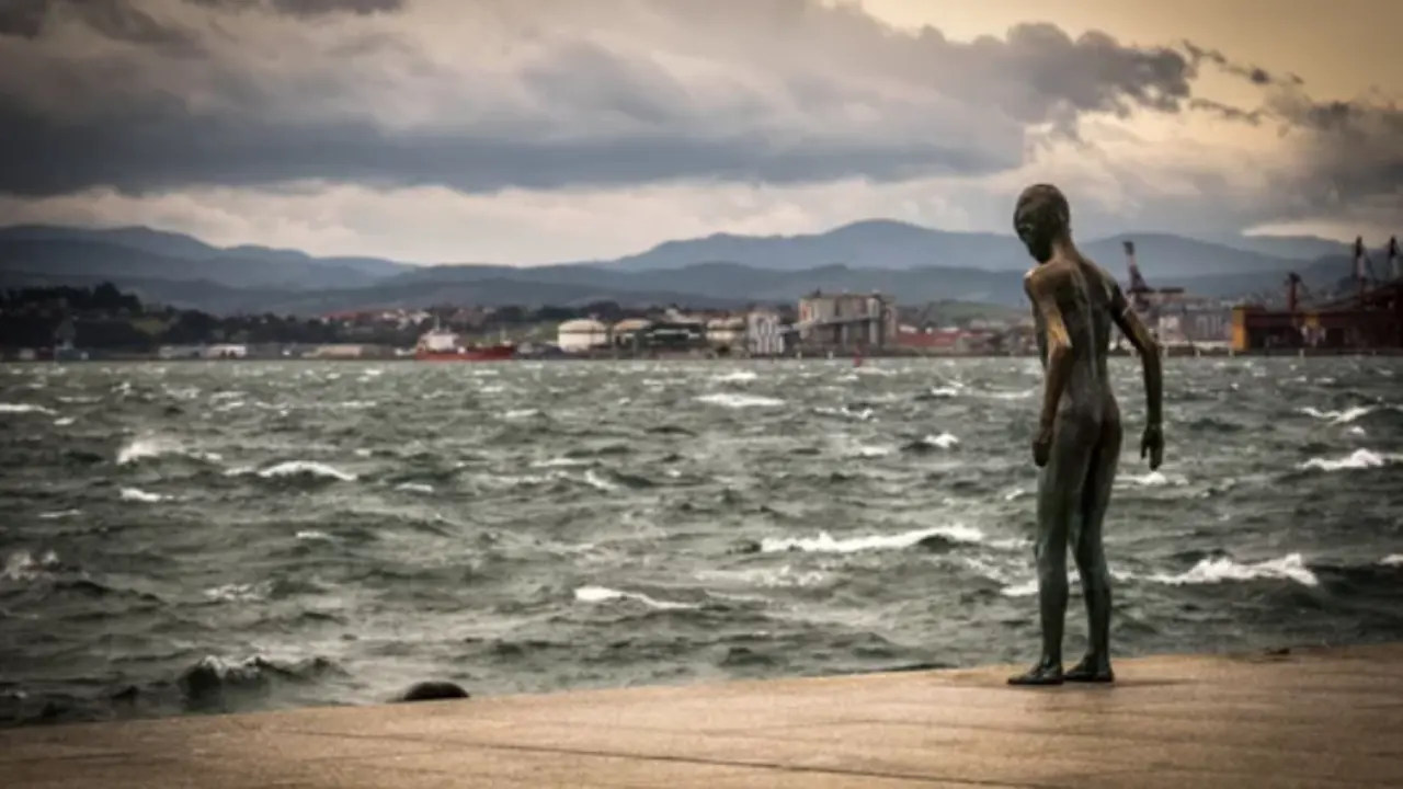 Vista de la estatua de Los Raqueros en Santander. / ALERTA