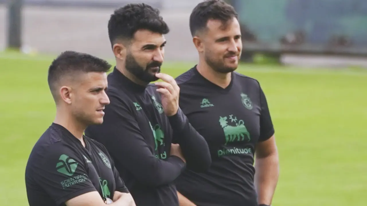Fern&aacute;ndez Romo, junto a su ayudante David Paredes y el preparador f&iacute;sico, Xavi Arnedo. / RRC