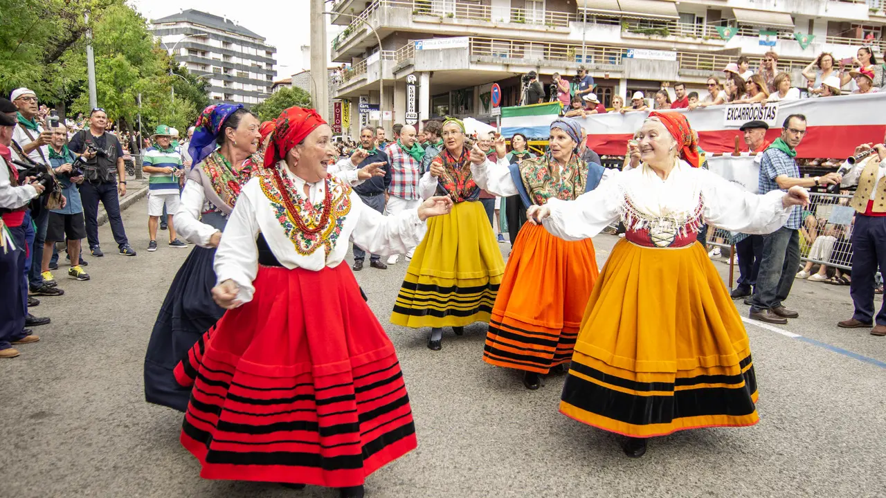 Varias mujeres bailando con el traje tradicional c&aacute;ntabro. / ALERTA
