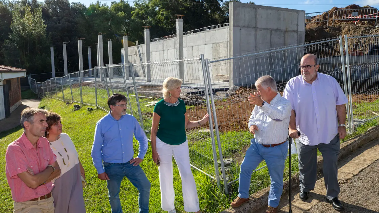La consejera de Educaci&oacute;n, Marina Lomb&oacute;, en su visita a las obras en el centro educativo. / ALERTA