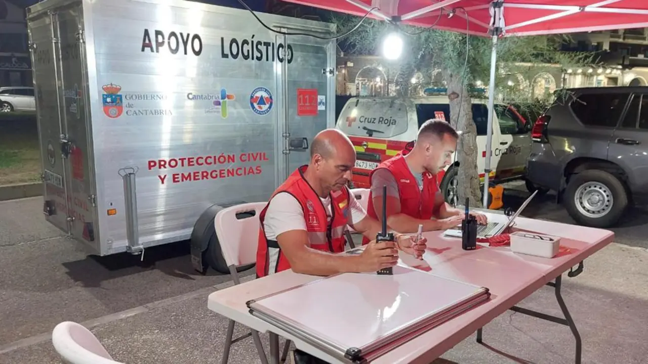 Puesto de Mando de apoyo log&iacute;stico instalado en la playa de Usil en Mogro. / ALERTA
