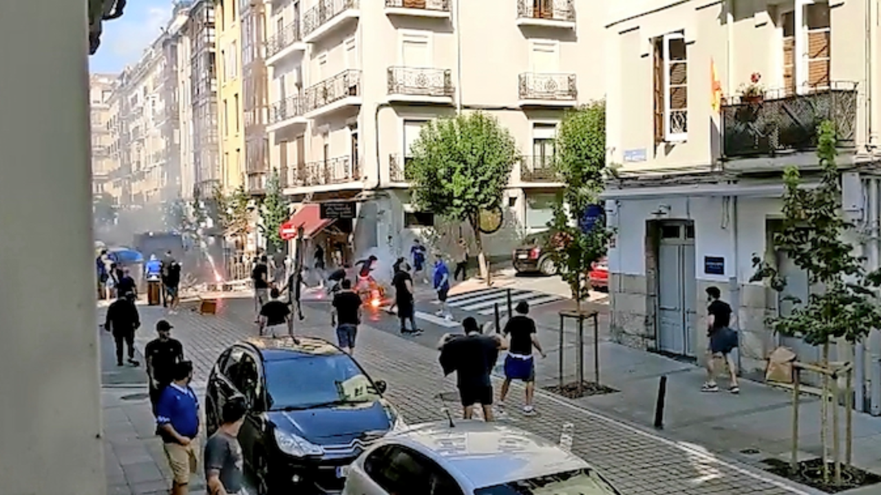 Las dos hinchadas lanz&aacute;ndose bengalas durante los disturbios en la calle Pe&ntilde;a Herbosa. / ALERTA