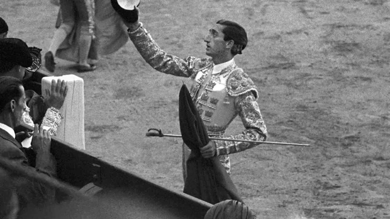 Imagen de archivo de Manolete brindando la muerte de uno de sus toros. EFE/gdu