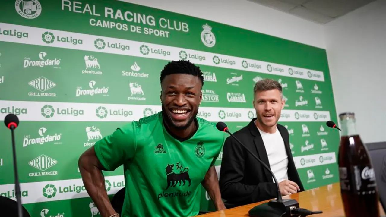 El delantero senegal&eacute;s Sekou Gassama (i) durante su presentaci&oacute;n como nuevo jugador del Racing del Santander este martes en el estadio de El Sardinero. EFE/ Rom&aacute;n G. Aguilera