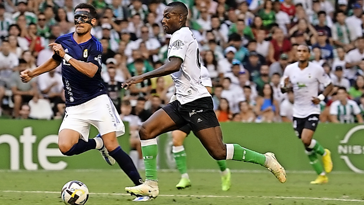 Cedric, en el partido del domingo contra el Oviedo, a punto de tener la ocasi&oacute;n que pudo valer el empate. / RRC