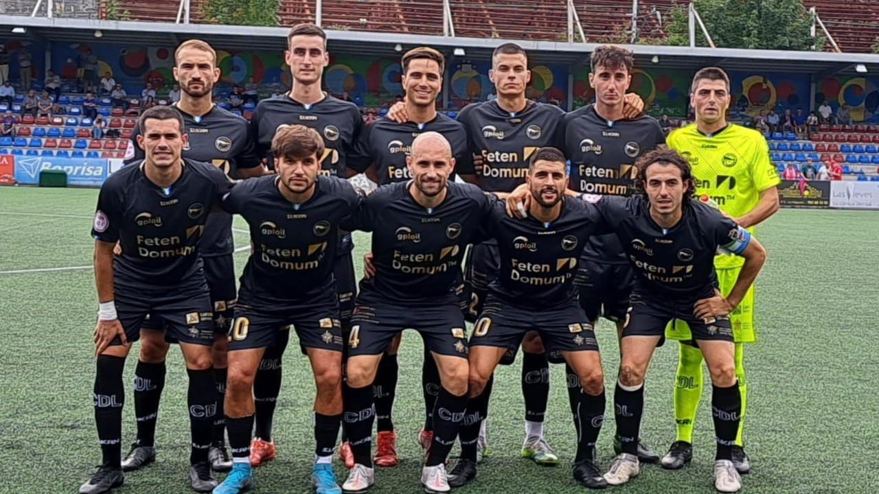 Los jugadores del Laredo posan antes del partido ante el Langreo.