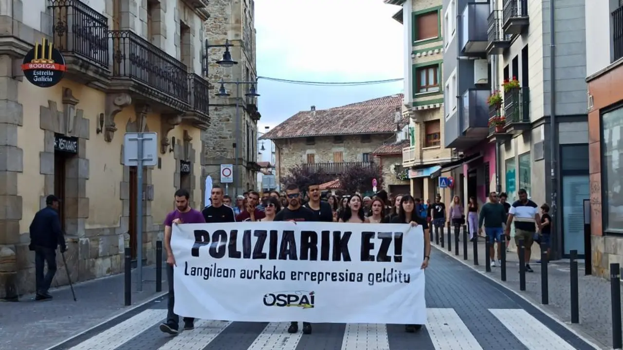 Manifestaci&oacute;n contra la presencia de la Guardia Civil en Alsasua en la jornada del Ospa Eguna.