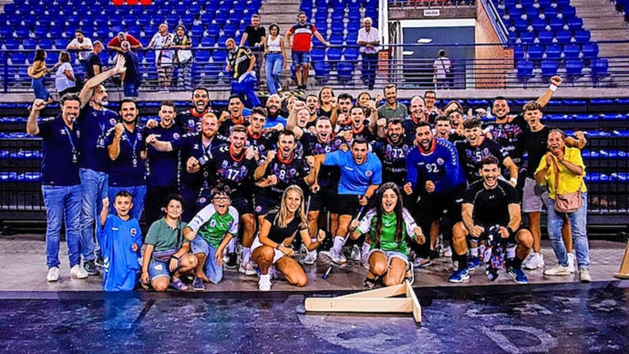 Jugadores, t&eacute;cnicos y aficionados del Sinf&iacute;n tras ganar en Logro&ntilde;o. / BM. SINF&Iacute;N