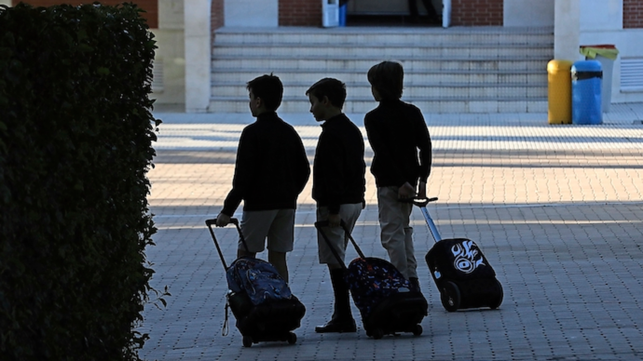 Varias ni&ntilde;os a la entrada del colegio. / EP