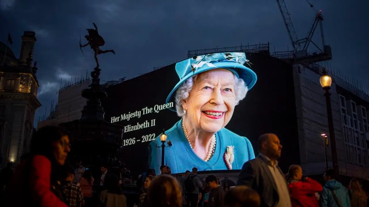 Una pantalla conmemorativa de la reina Isabel II de Gran Breta&ntilde;a en Piccadilly Circus, Londres. EFE/EPA/TOLGA AKMEN