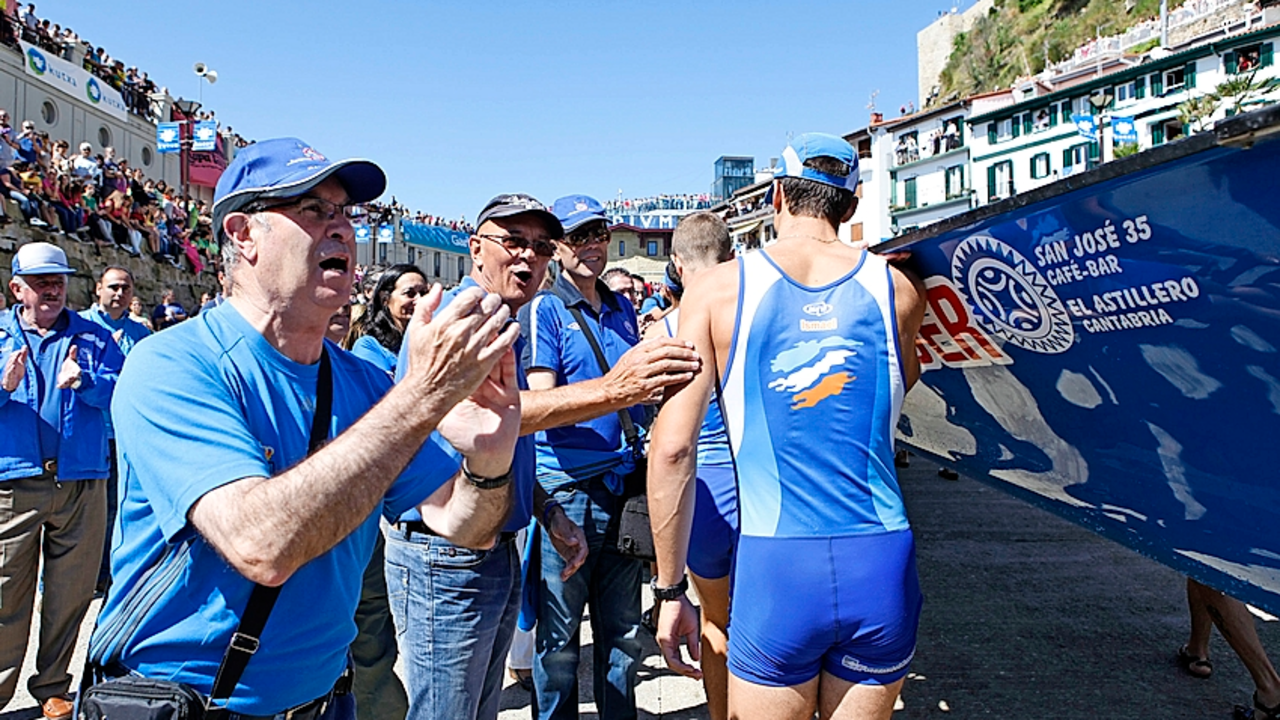 Los remeros de Astillero, sacando por &uacute;ltima vez la trainera en la rampa del Acuario tras disputar la Bandera de La Concha en el 2012.