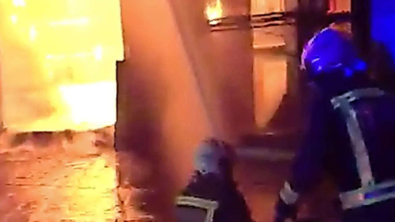 Los Bomberos del 112 lograron sofocar las llamas y extinguir el incendio. / ALERTA