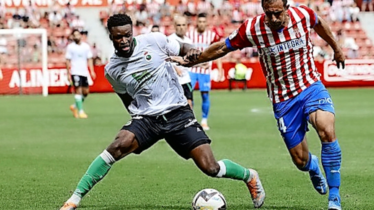 Sekou, faj&aacute;ndose con un rival en El Molin&oacute;n. / LA LIGA