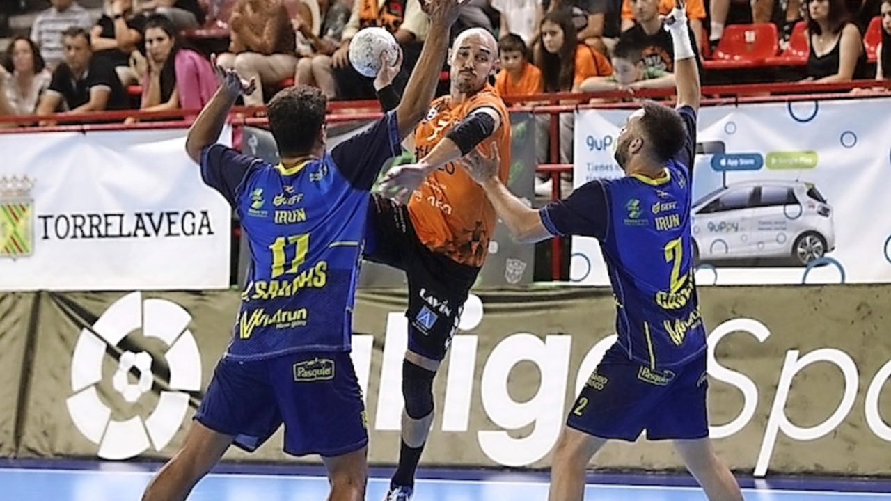 Adri&aacute;n Fern&aacute;ndez se midi&oacute; a su exequipo. / ALERTA