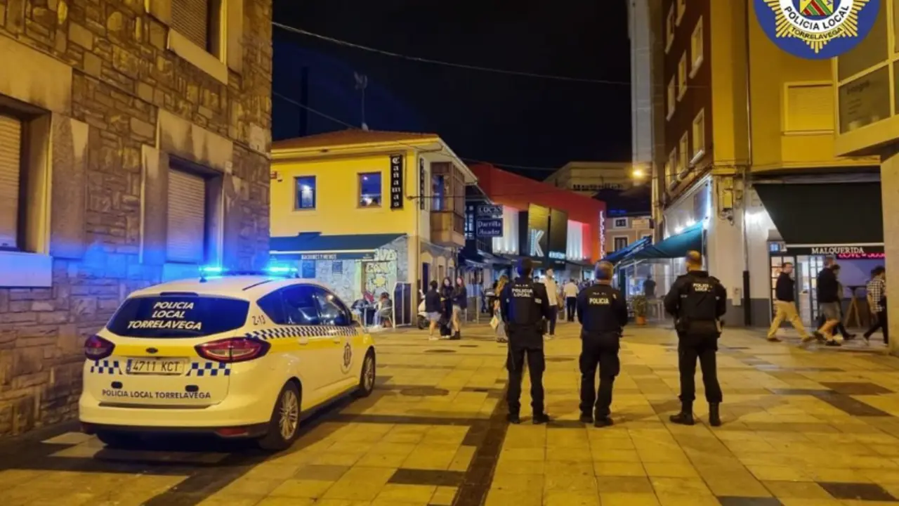 Agentes de la Polic&iacute;a Local ayer en la Zona de Vinos de Torrelavega. / ALERTA