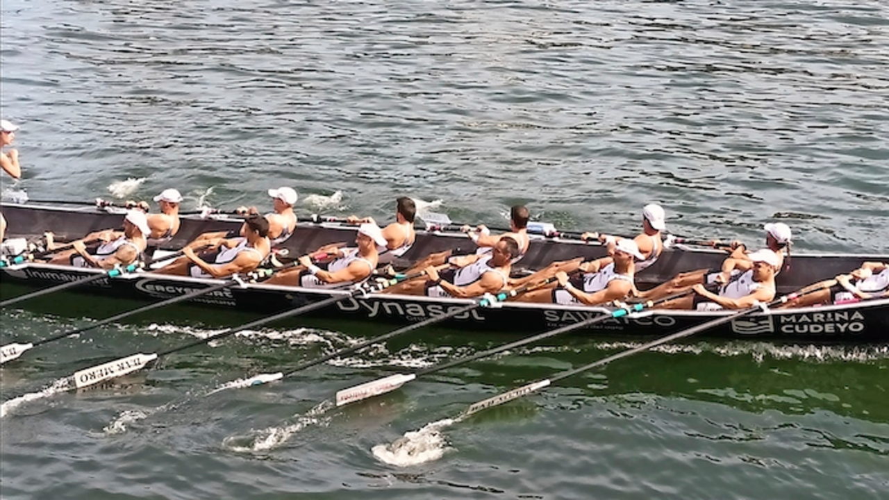 La trainera de Pedre&ntilde;a, el domingo en aguas de Portugalete.