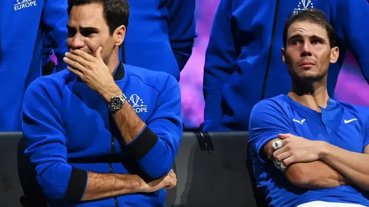 Roger Federer y Rafa Nadal llorando en la despedida del tenis del suizo FOTO: ANDY RAIN EFE