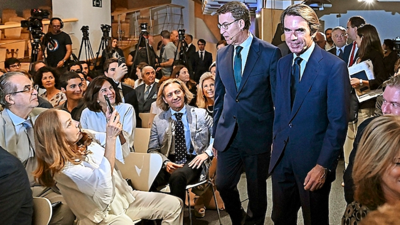 MADRID, 23/09/2022.- El expresidente del Gobierno y presidente de la Fundaci&oacute;n FAES, Jos&eacute; Mar&iacute;a Aznar (d), junto al l&iacute;der del PP, Aberto N&uacute;&ntilde;ez Feij&oacute;o, a su llegada a la clausura del campus FAES "Europa despu&eacute;s de la invasi&oacute;n rusa de Ucrania", este viernes en Madrid. EFE/ Fernando Villar
