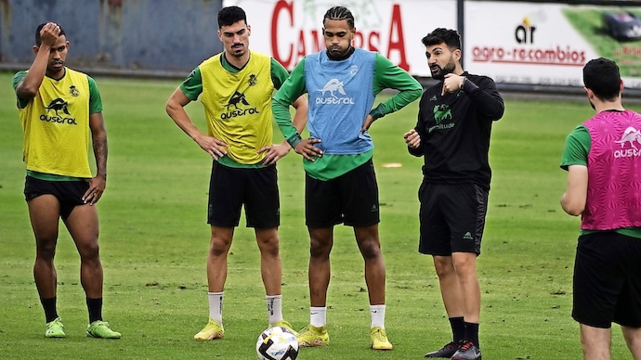 Fern&aacute;ndez Romo, junto a Mboula y Arturo, que por fin volver&aacute; a estar disponible ma&ntilde;ana. / RRC