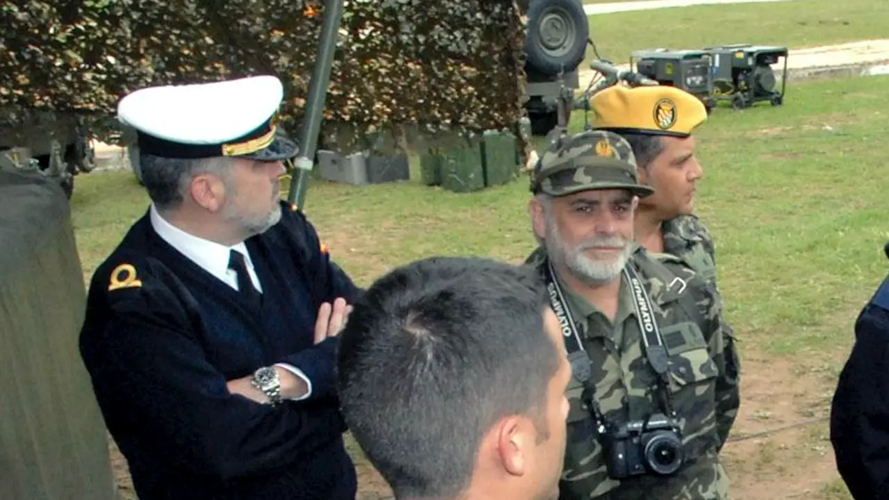 Un grupo de reservistas voluntarios de diferentes unidades militares espa&ntilde;olas en el campamento base del Regimiento de Transmisiones n&ordm;1 desplegado en Lerma y sus alrededores. EFE/Federico V&eacute;lez