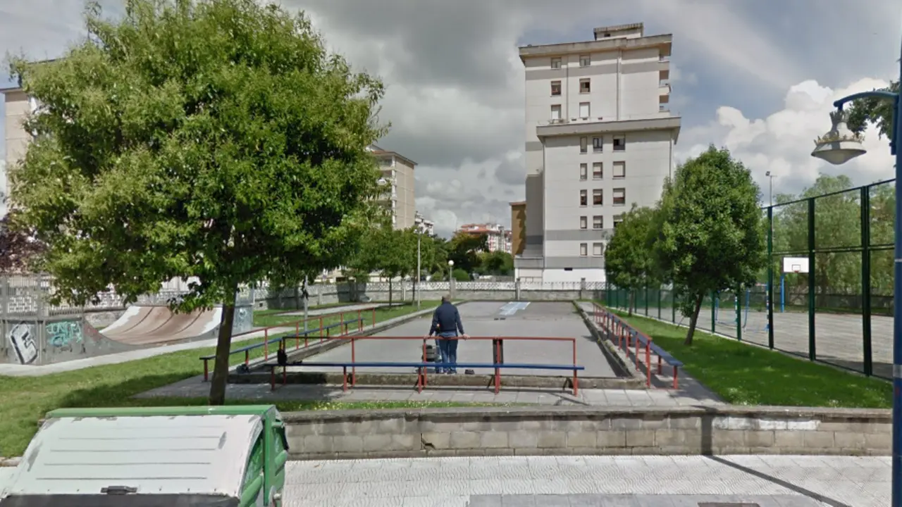 Vista de la bolera municipal de 'El corro' en Laredo. / ALERTA