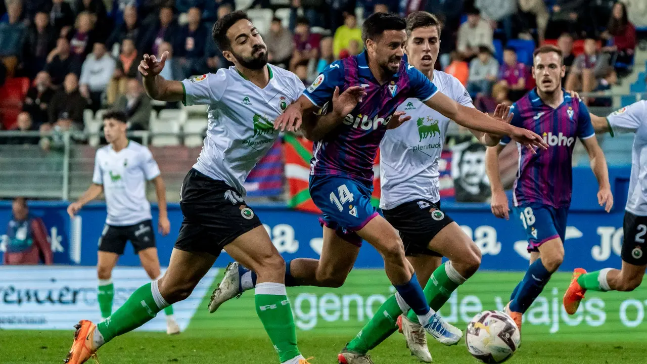 Los jugadores del Racing y Eibar durante el partido de la pasada jornada de Segunda. / EI