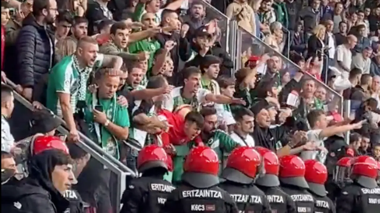 Los agentes de la Ertzaintza y los aficionados del Racing en Ipurua. / TWITTER