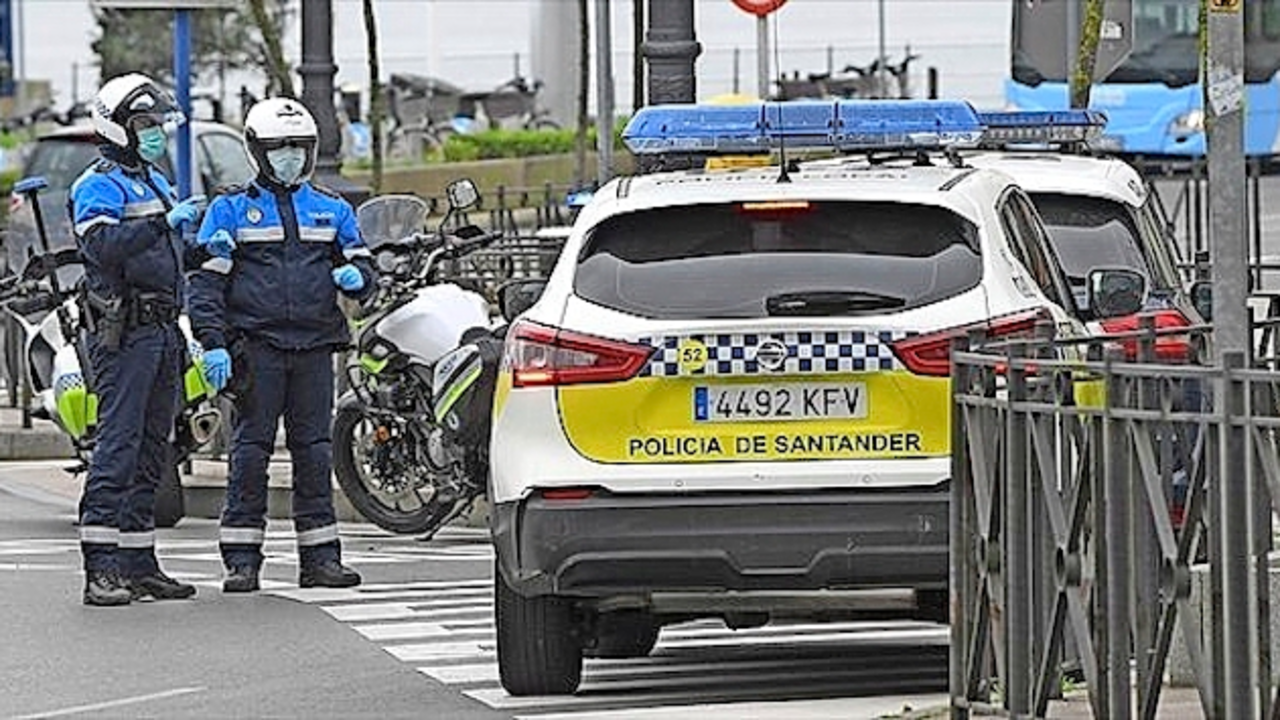 Dos agentes de la Polic&iacute;a Local de Santander durante un control rutinario. / ALERTA