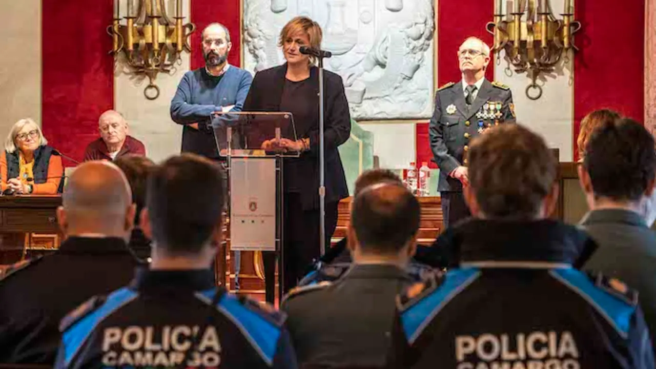 El sal&oacute;n de plenos del Ayuntamiento de Camargo ha acogido la entrega de condecoraciones y distinciones que otorga la Polic&iacute;a Local. Alberto.G.Ibañez