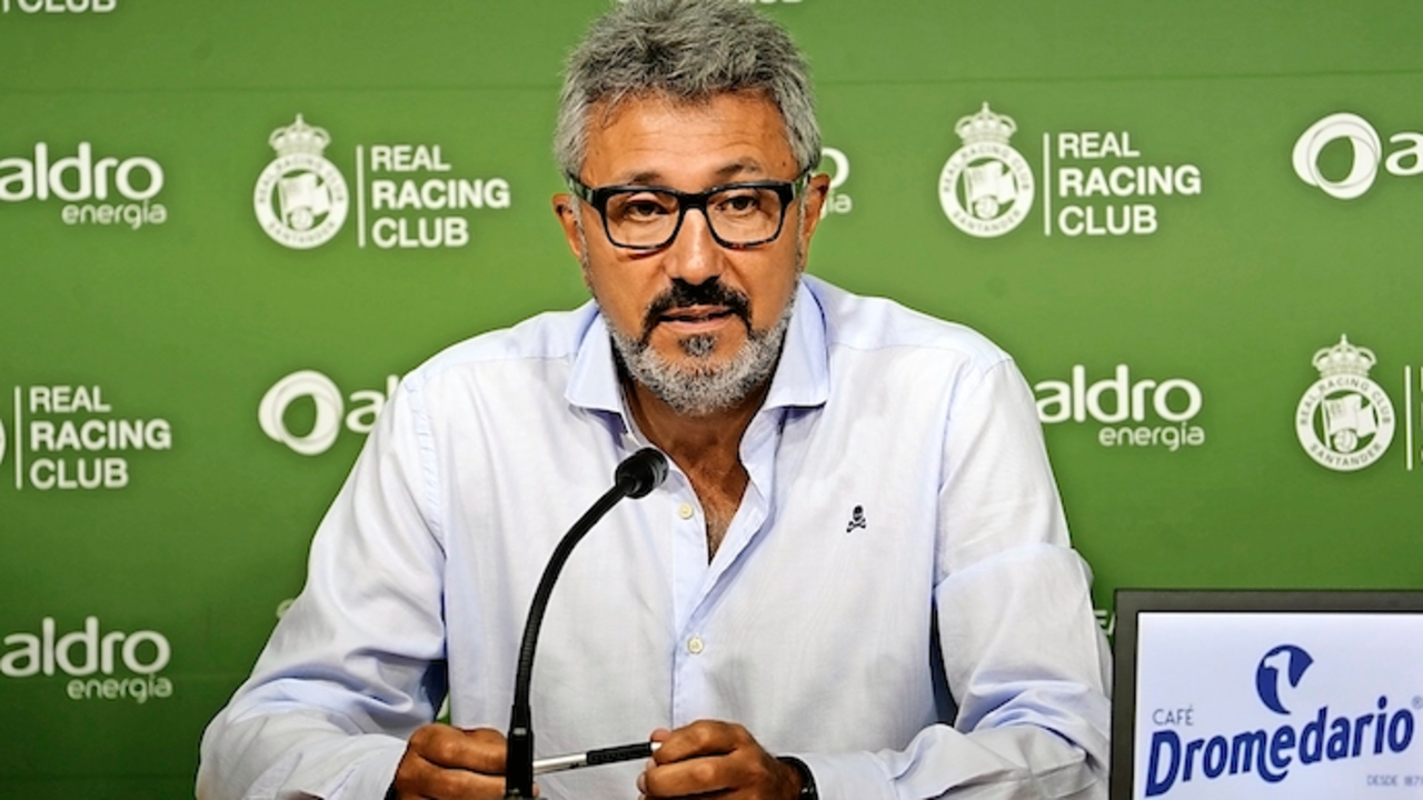 V&iacute;ctor Diego, en la sala de prensa de Los Campos de Sport. / RRC