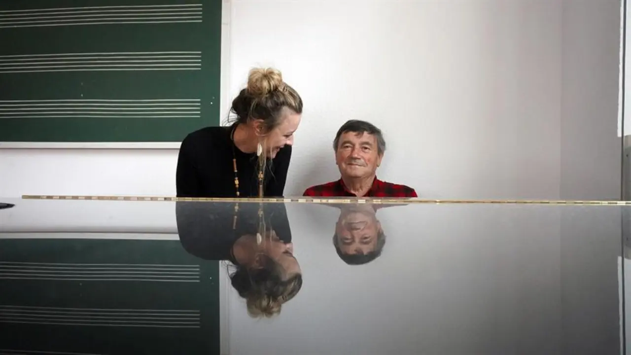 Zhenya Palova (i) y Luis Canales (d), guionista y uno de los protagonistas de "La vida en voz alta", un documental sobre gente mayor en Cantabria, hablan con EFE sobre el largometraje, que se estrena este s&aacute;bado en Santander. EFE/ Pablo Ayerbe