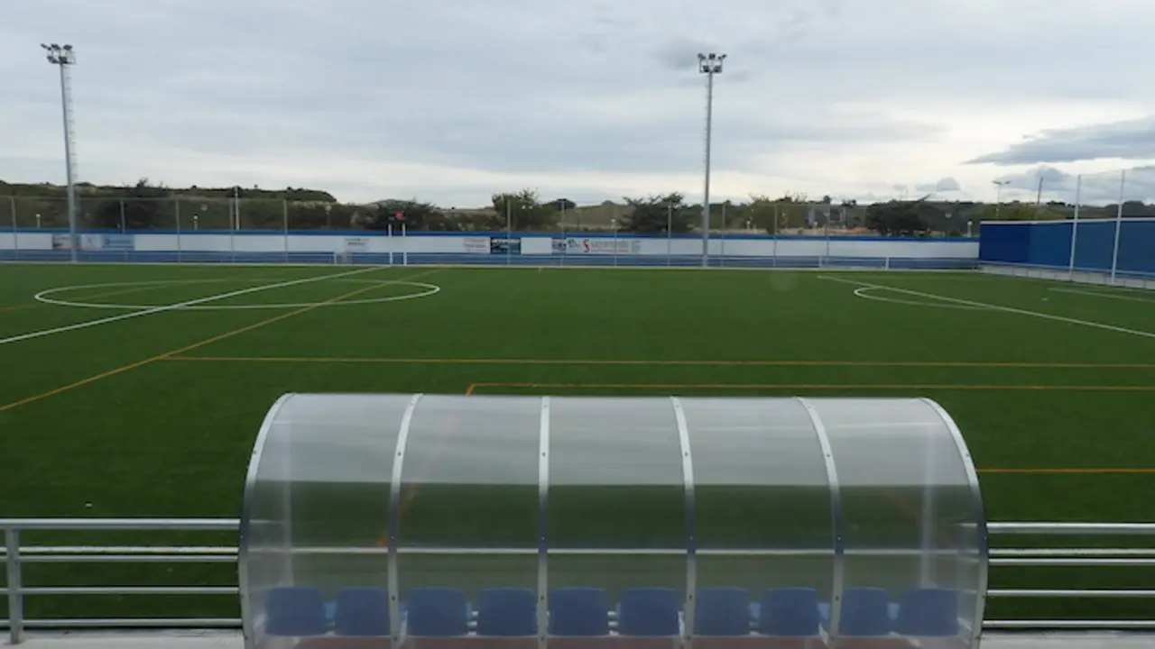 Vista del renovado campo de f&uacute;tbol de Suances que podr&aacute; albergar un proyecto deportivo de primer orden, con equipos de todas las categor&iacute;as. / alerta