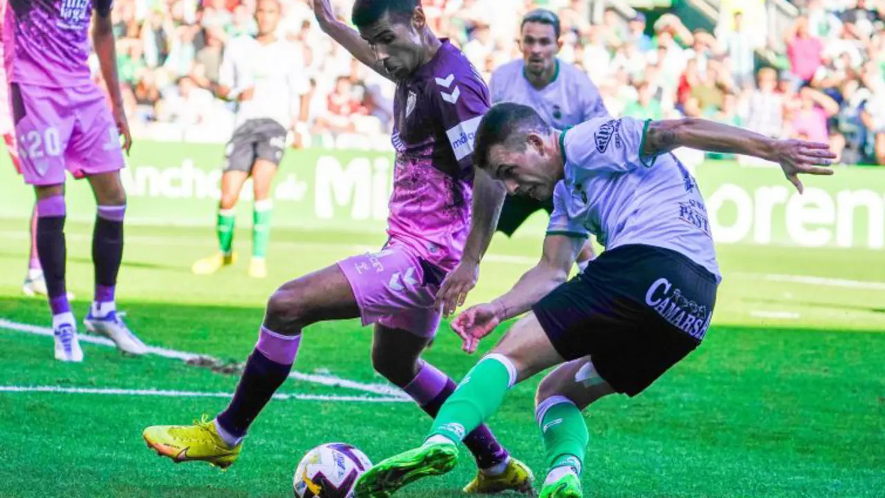 &Iacute;&ntilde;igo Vicene, a punto de dejar atr&aacute;s a su defensor. / LA LIGA