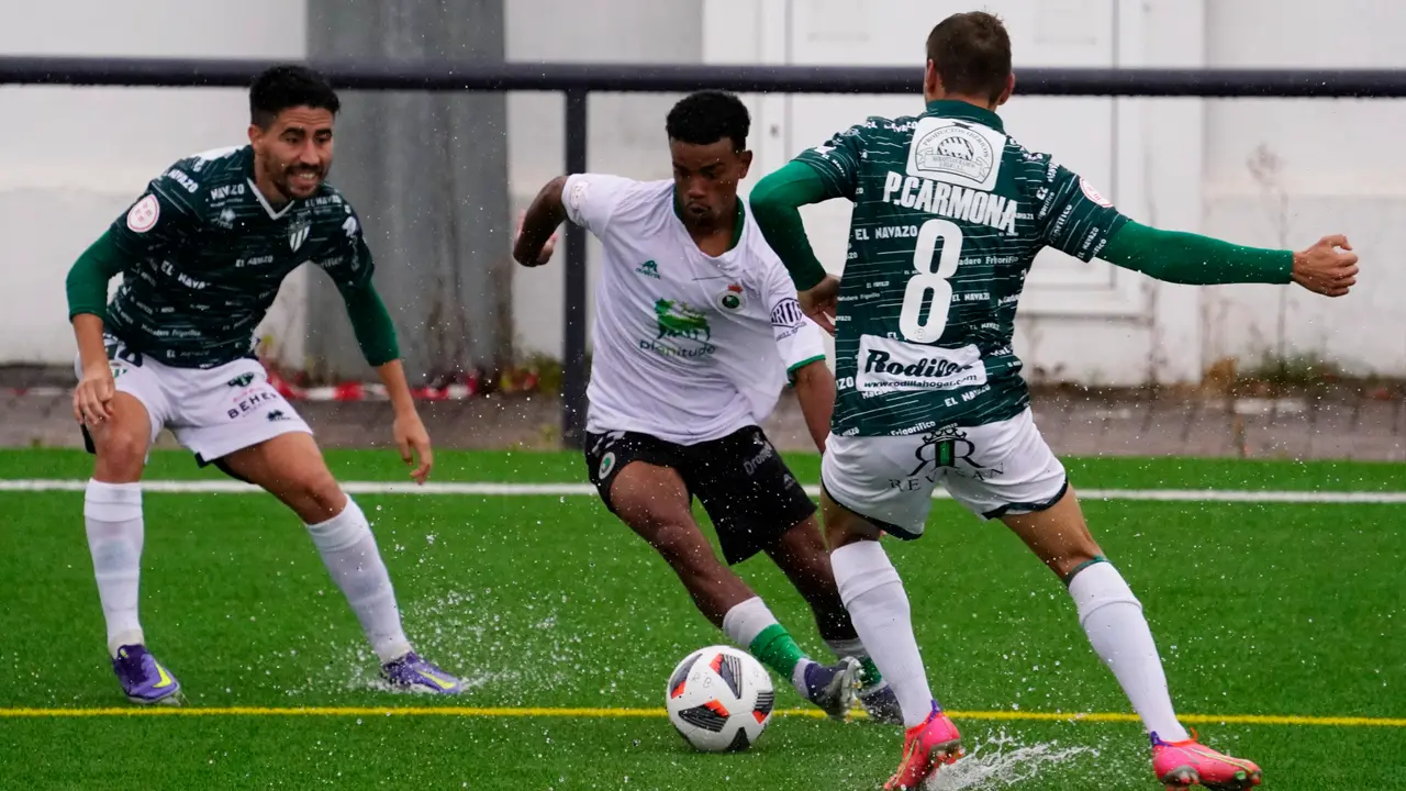 El Rayo Cantabria supera al Polvor&iacute;n F&uacute;tbol Club en el Anxo Carro (2-3) en la Segunda Federaci&oacute;n.