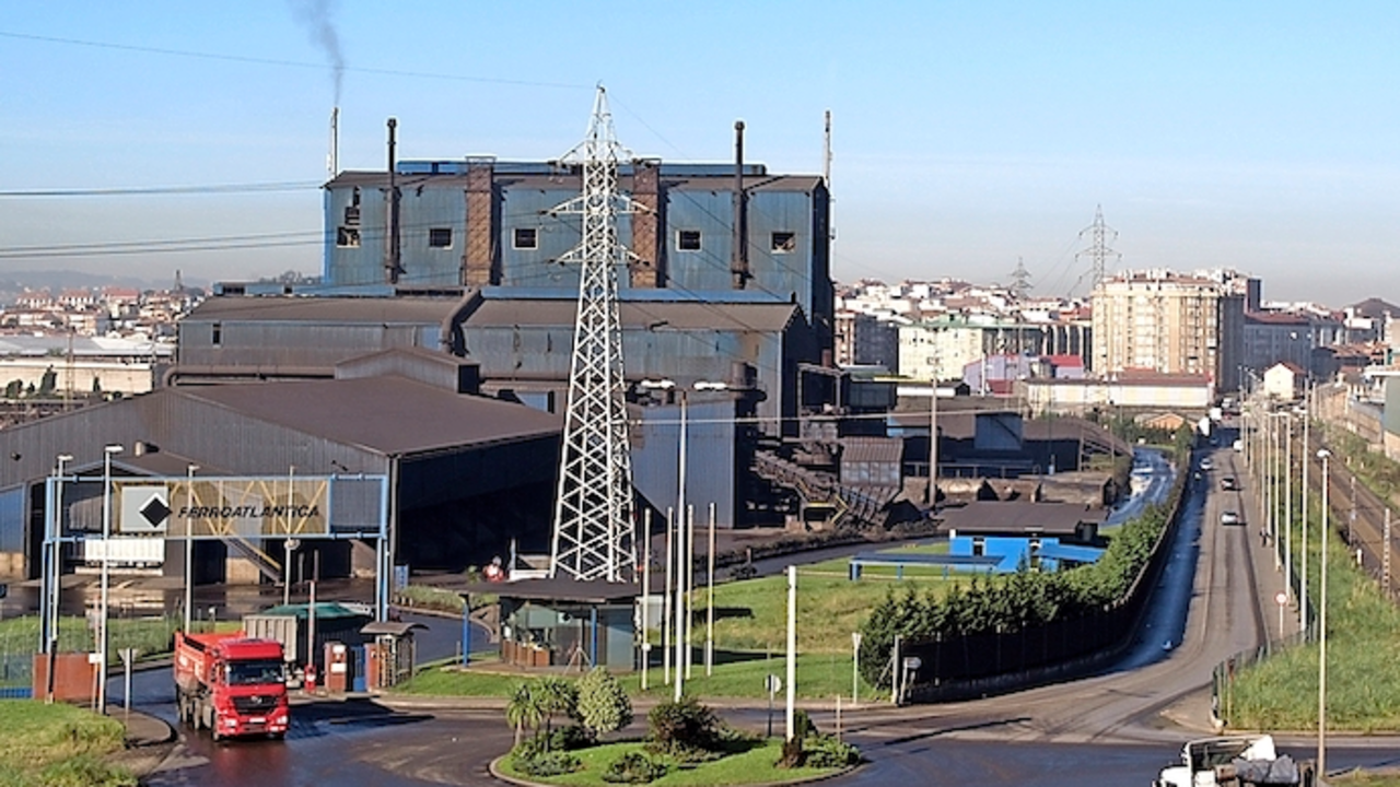 Factor&iacute;a de Ferroatl&aacute;ntica situada en la localidad c&aacute;ntabra de Camargo. / ALERTA