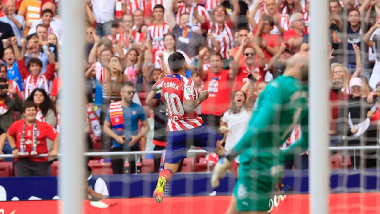 El delantero del Atl&eacute;tico de Madrid &Aacute;ngel Correa celebra su segundo gol durante el partido Atl&eacute;tico de Madrid-Girona de LaLiga Santander que se disputa este s&aacute;bado en el estadio C&iacute;vitas Metropolitano en Madrid este s&aacute;bado. EFE/Zipi Arag&oacute;n