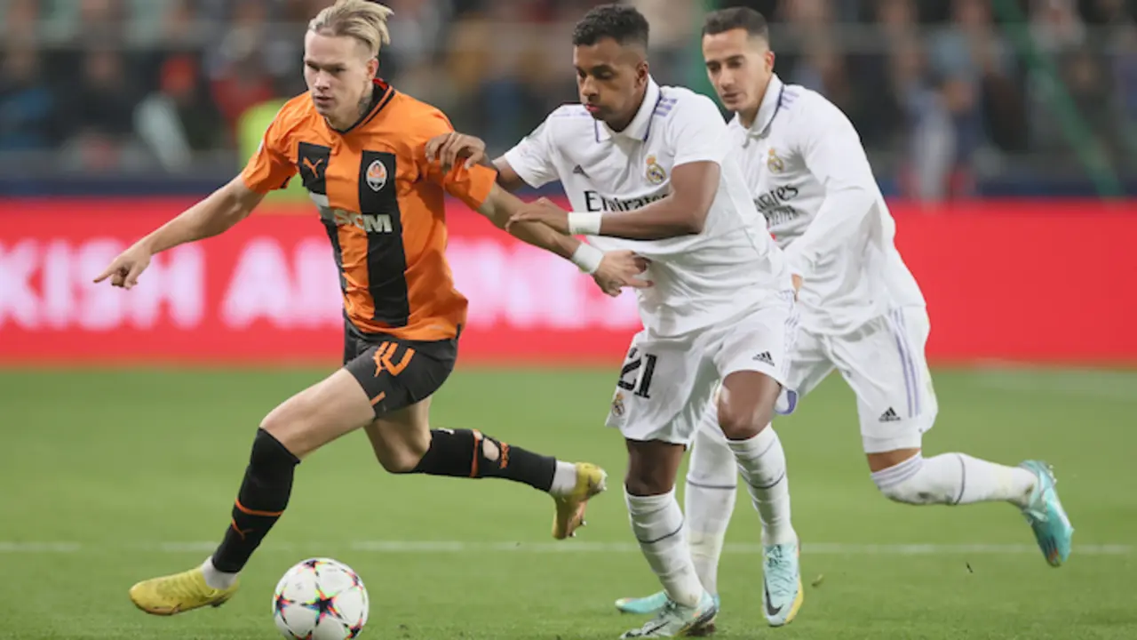 Mykhailo Mudryk (L) del Shakhtar Donetsk y Rodrygo (C) del Real Madrid en acci&oacute;n durante el partido de f&uacute;tbol del grupo F de la Liga de Campeones. / EFE/EPA/Leszek Szymanski