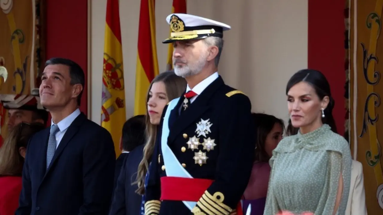 (I-D) El presidente del Gobierno, Pedro S&aacute;nchez; la Infanta Sof&iacute;a; el Rey Felipe VI y la Reina Letizia, durante el acto solemne de homenaje a la bandera nacional y desfile militar en el D&iacute;a de la Hispanidad, a 12 de octubre de 2022, en Madrid (Espa&ntilde;a). Los actos por el D&iacute;a de la Fiesta de la Hispanidad comienzan con el izado de la Bandera Nacional y el homenaje a los que dieron su vida por Espa&ntilde;a, al que siguen los desfiles a&eacute;reo y terrestre de distintas unidades en los que participan m&aacute;s de 4.000 militares, 150 veh&iacute;culos y cerca de 220 caballos, a los que se suman 84 aeronaves. La tribuna presidida por los Reyes se encuentra en la plaza de Lima y este a&ntilde;o la princesa Leonor no asiste al desfile al encontrarse estudiando en Gales. &lsquo;Todos trabajamos por un fin com&uacute;n&rsquo; es el lema que el Ministerio de Defensa ha elegido para los actos de este a&ntilde;o por la Fiesta Nacional.
12 OCTUBRE 2022;FIESTA NACIONAL;4.000 MILITARES;DESFILE;FIESTA DE ESPA&Ntilde;A;ESPA&Ntilde;A;DESFILE;MILITARES
Eduardo Parra / Europa Press
12/10/2022