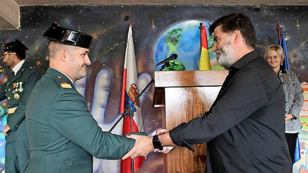 El reci&eacute;n expulsado del PRC, Hector Lav&iacute;n entrega una conmemoraci&oacute;n.