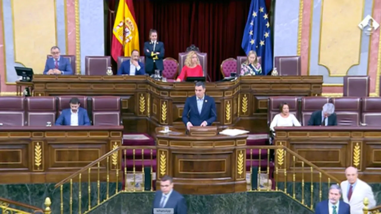 Los diputados de Vox entrando en mitad del discurso de S&aacute;nchez.