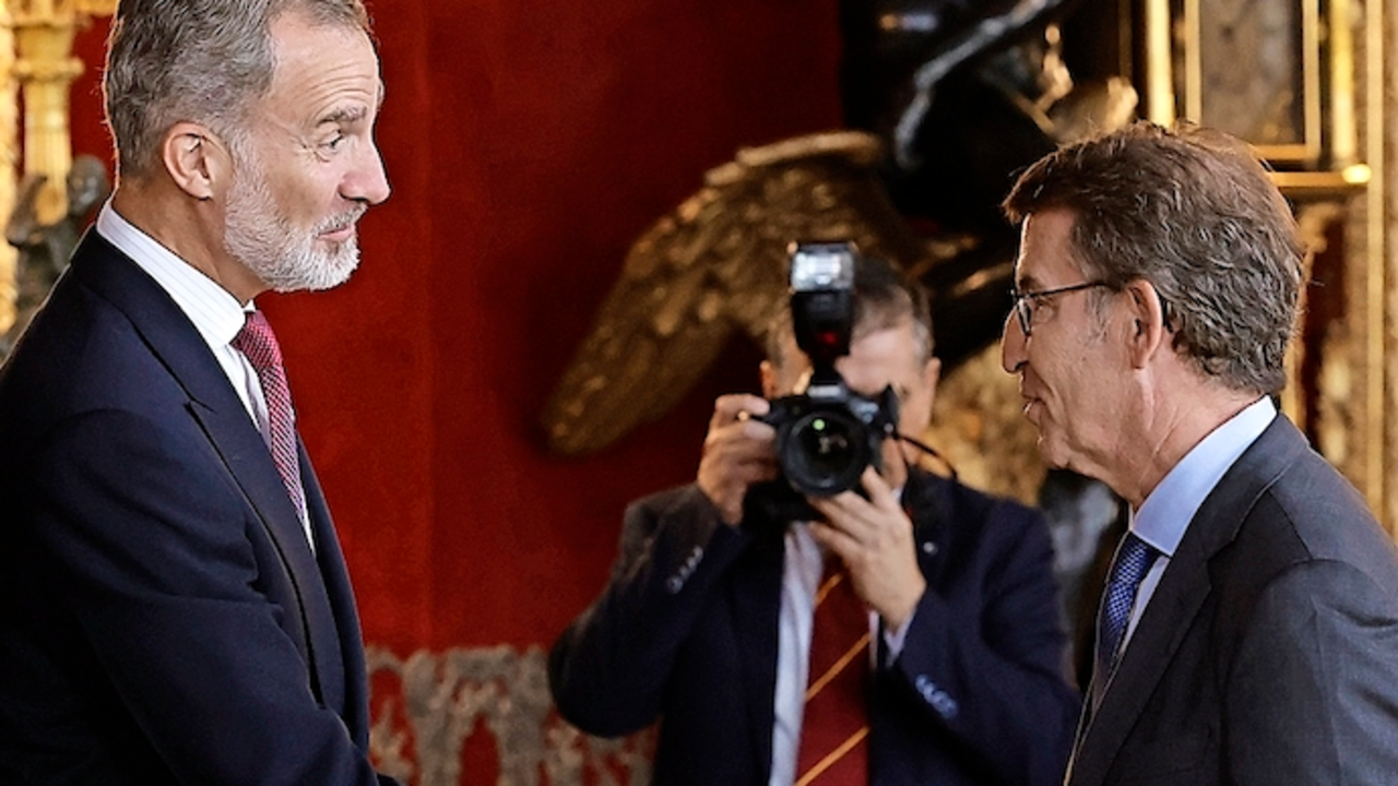 Los Reyes saludan al presidente del PP, Alberto N&uacute;&ntilde;ez Feij&oacute;o, en la recepci&oacute;n del Palacio Real.EFE