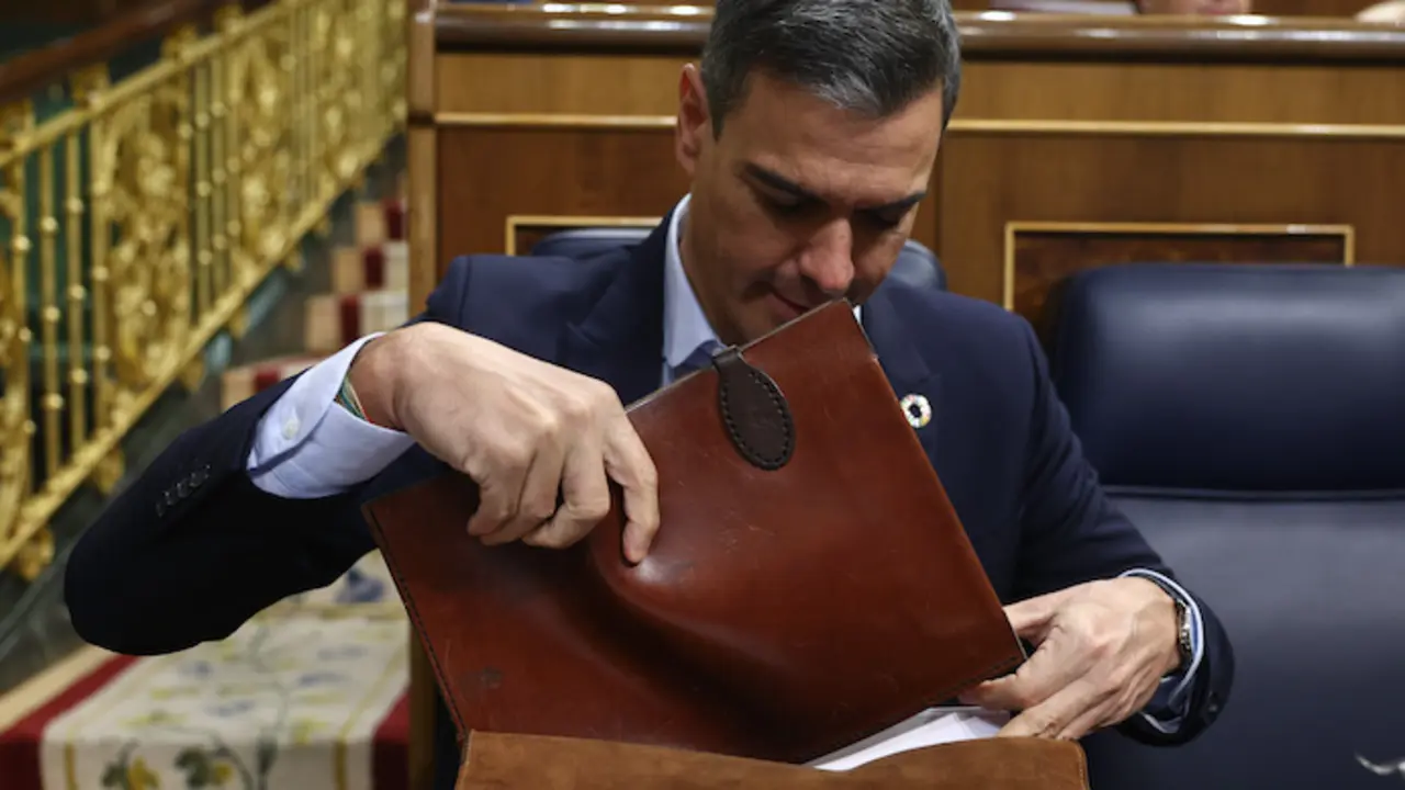 El presidente del Gobierno, Pedro S&aacute;nchez, durante una sesi&oacute;n plenaria en el Congreso de los Diputados, a 13 de octubre de 2022, en Madrid (Espa&ntilde;a). El presidente del Gobierno acude al Congreso para informar sobre la cumbre europea celebrada en Praga la semana pasada y las medidas del Gobierno para afrontar la crisis derivada de la guerra de Ucrania. Adem&aacute;s durante el pleno se dar&aacute; cuenta sobre los avances en la negociaci&oacute;n del Midcat, las ayudas sociales, el plan de contingencia energ&eacute;tica y las l&iacute;neas generales de los Presupuestos Generales del Estado (PGE).
13 OCTUBRE 2022;CONGRESO;MEDIDAS;ANTICRISIS;CUMBRE EUROPEA
Eduardo Parra / Europa Press
13/10/2022