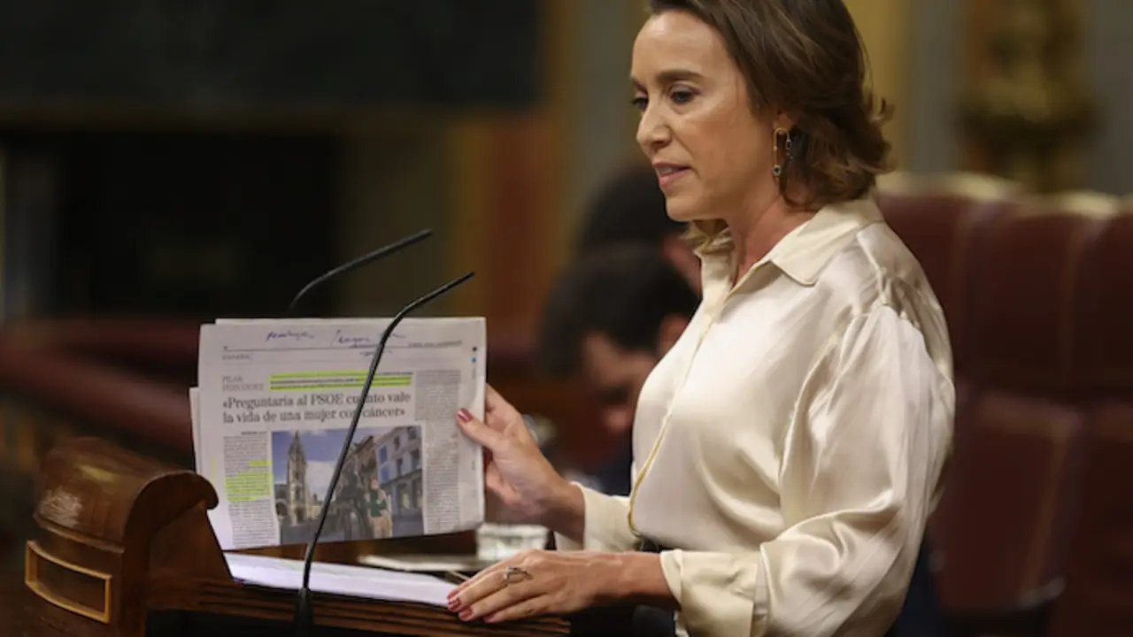 La portavoz parlamentaria del PP en el Congreso, Cuca Gamarra, interviene durante una sesi&oacute;n plenaria en el Congreso de los Diputados, a 13 de octubre de 2022, en Madrid (Espa&ntilde;a). El presidente del Gobierno acude al Congreso para informar sobre la cumbre europea celebrada en Praga la semana pasada y las medidas del Gobierno para afrontar la crisis derivada de la guerra de Ucrania. Adem&aacute;s durante el pleno se dar&aacute; cuenta sobre los avances en la negociaci&oacute;n del Midcat, las ayudas sociales, el plan de contingencia energ&eacute;tica y las l&iacute;neas generales de los Presupuestos Generales del Estado (PGE).
13 OCTUBRE 2022;CONGRESO;MEDIDAS;ANTICRISIS;CUMBRE EUROPEA
Eduardo Parra / Europa Press
13/10/2022