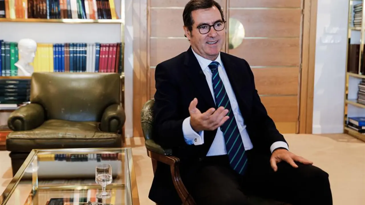 El presidente de la patronal CEOE, Antonio Garamendi, rechaza negociar "ni ahora ni nunca" un acuerdo con cl&aacute;usulas que vinculen directamente salarios a la inflaci&oacute;n e insiste en que esos mecanismos son una "trampa" que da&ntilde;a la competitividad empresarial y el empleo ha asegurado este s&aacute;bado en una entrevista con la Agencia EFE. EFE/ Luis Mill&aacute;n