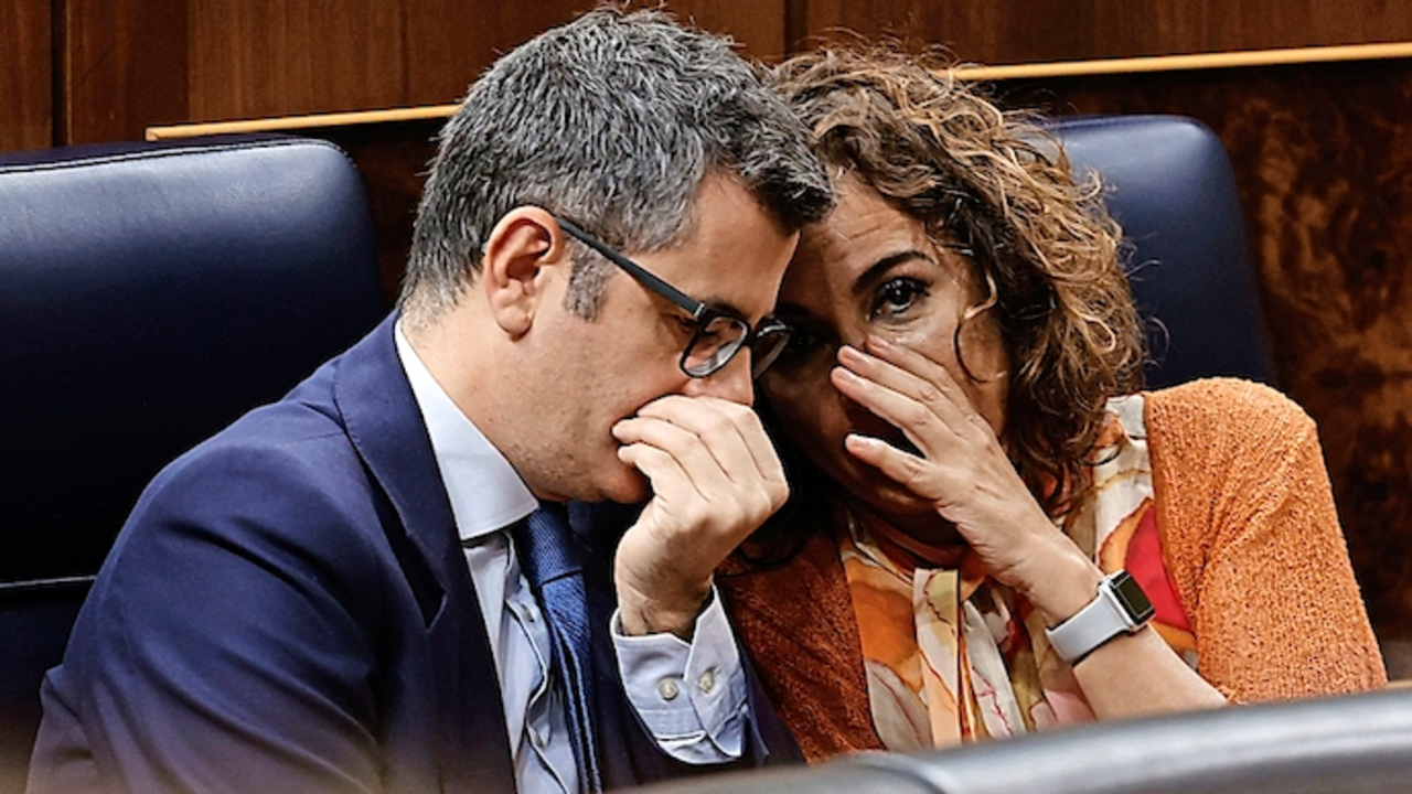MADRID, 13/10/2022.- Los ministros Presidencia, F??lix Bola??os y de Hacienda, Mar??a Jes??s Montero, conversan durante el pleno del Congreso donde comparece el presidente para informar de las medidas econ??micas y sociales adoptadas ante la crisis provocada por la guerra en Ucrania y para dar cuenta de la reuni??n del ??ltimo Consejo Europeo. EFE/ Javier Liz??n
